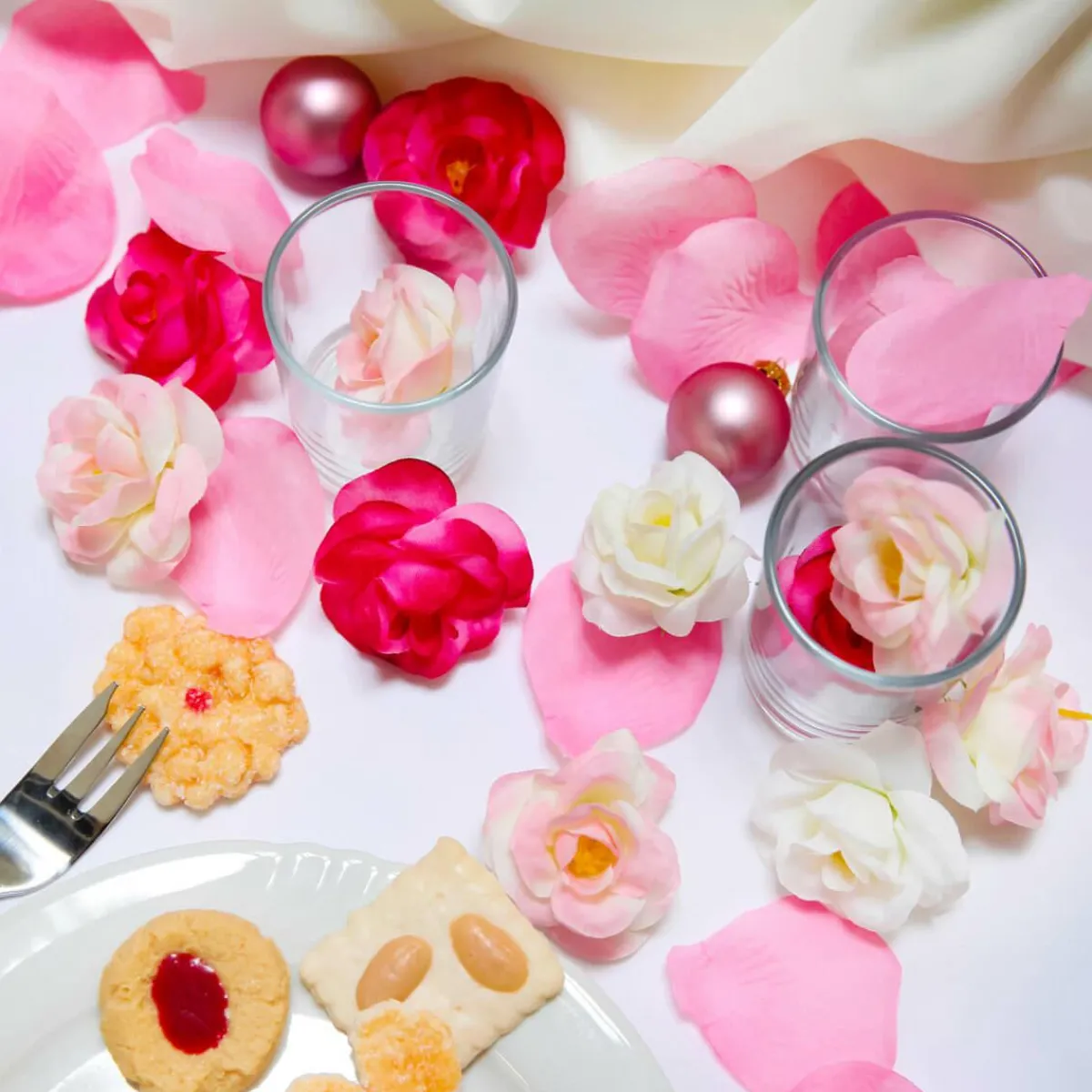 Discount DecoWoerner Dekoblüten Rosen, Pack à 50 Stück mehrfarbig