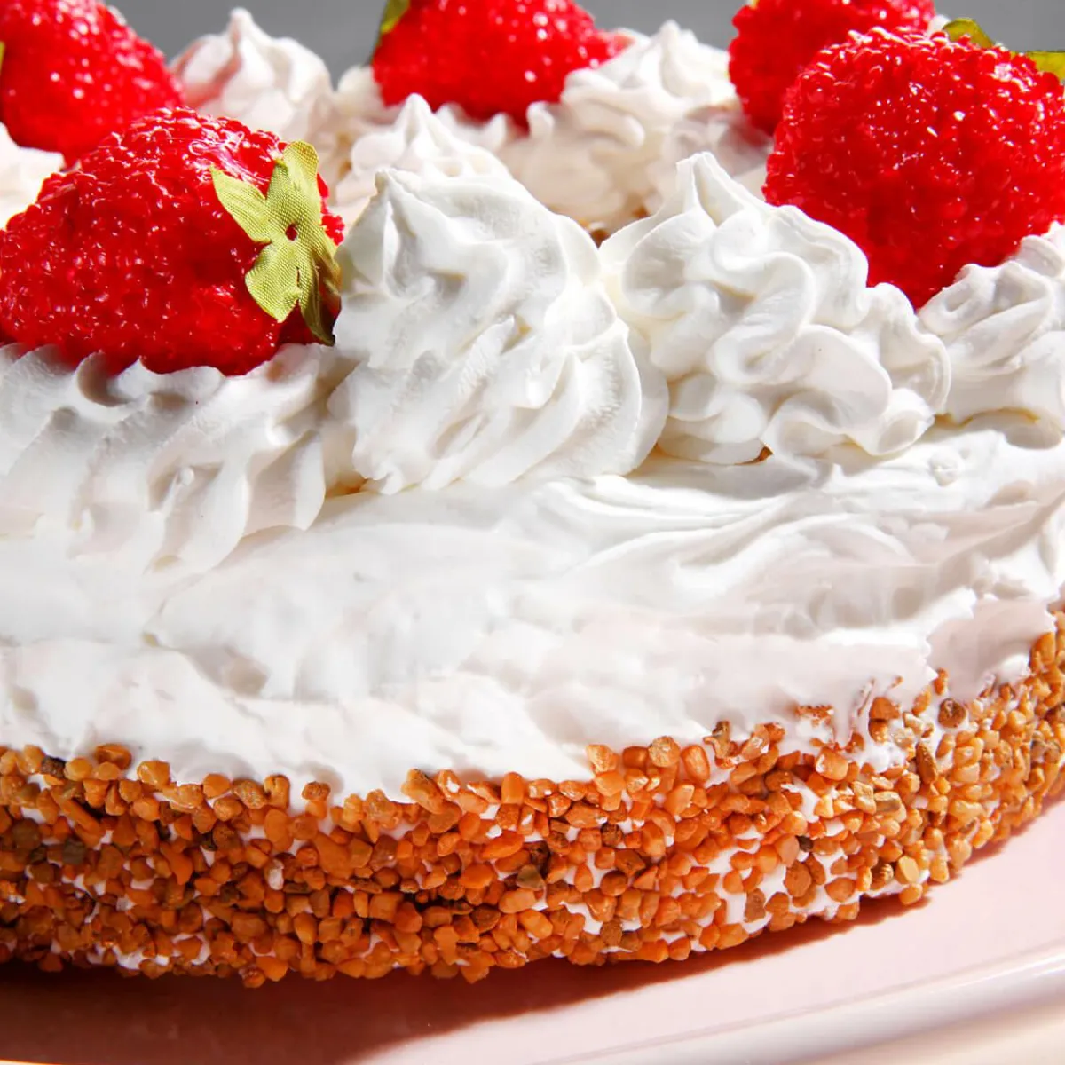 Hot DecoWoerner Erdbeersahne Torte Lebensmittel-Attrappe rot