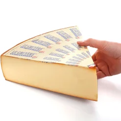 DecoWoerner Gruyère Käse-Leib-Stück Lebensmittel-Attrappe 30 Cm gelb
