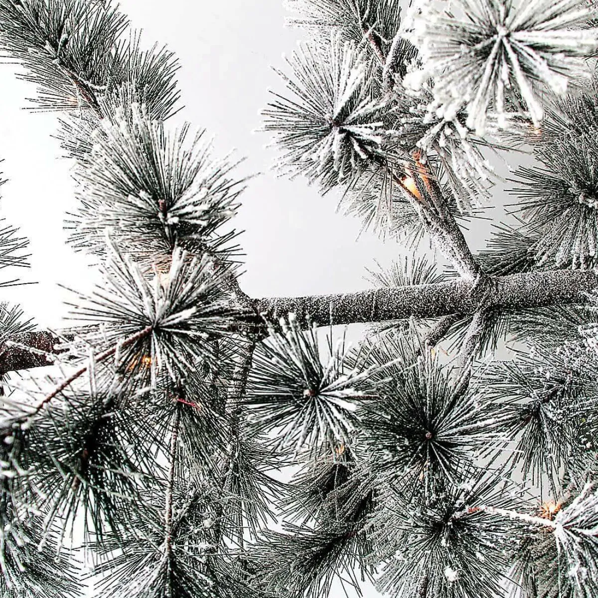 New DecoWoerner Hängender, Künstlicher Weihnachtsbaum Kiefer Mit Beeisten Nadeln Und LED 300 Cm weiß