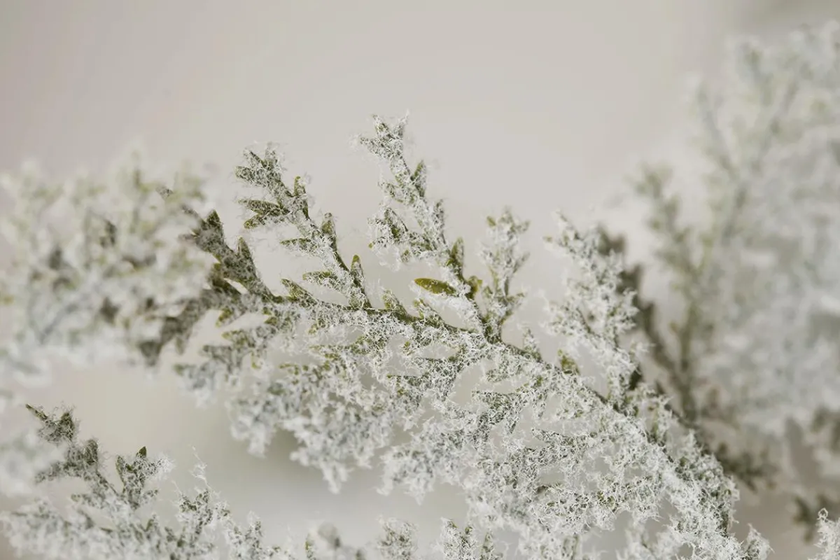 Discount DecoWoerner Hängender, Künstlicher Weihnachtsbaum Zeder Mit Beeisten Nadeln Und LED 300 Cm weiß