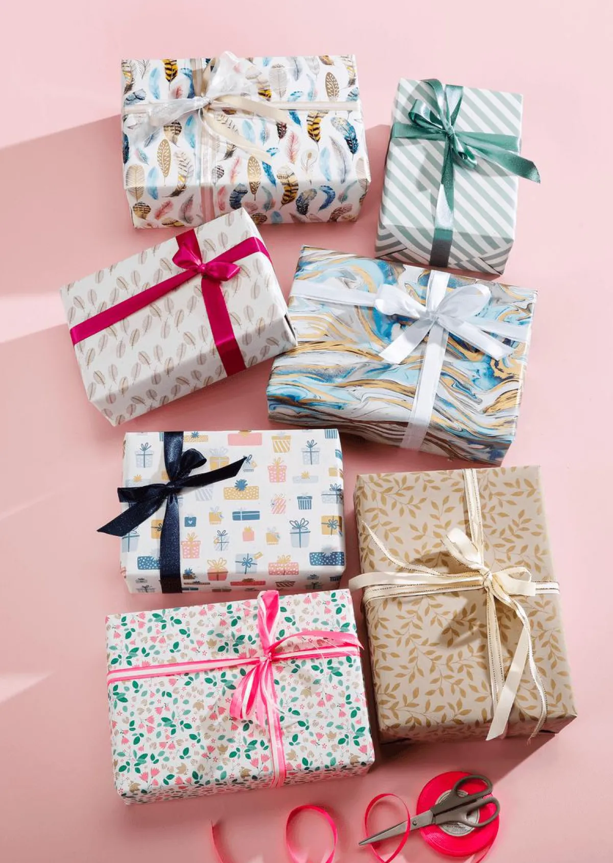 DecoWoerner Nachhaltiges Kraftpapier Aus Zuckerrüben Mit Rosa, Blauen & Goldenen Geschenken – 50 M Geschenkpapier-Rolle mehrfarbig