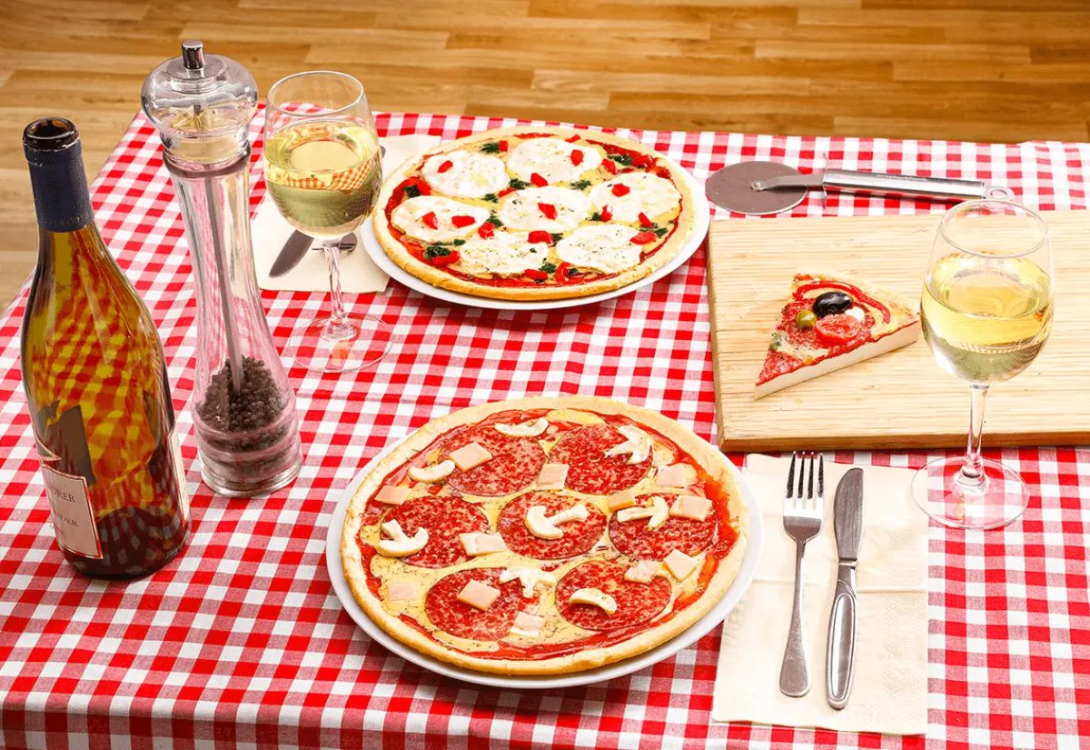 DecoWoerner Pizza Mozzarella Mit Pesto Lebensmittel-Attrappe 25 Cm Ø rot