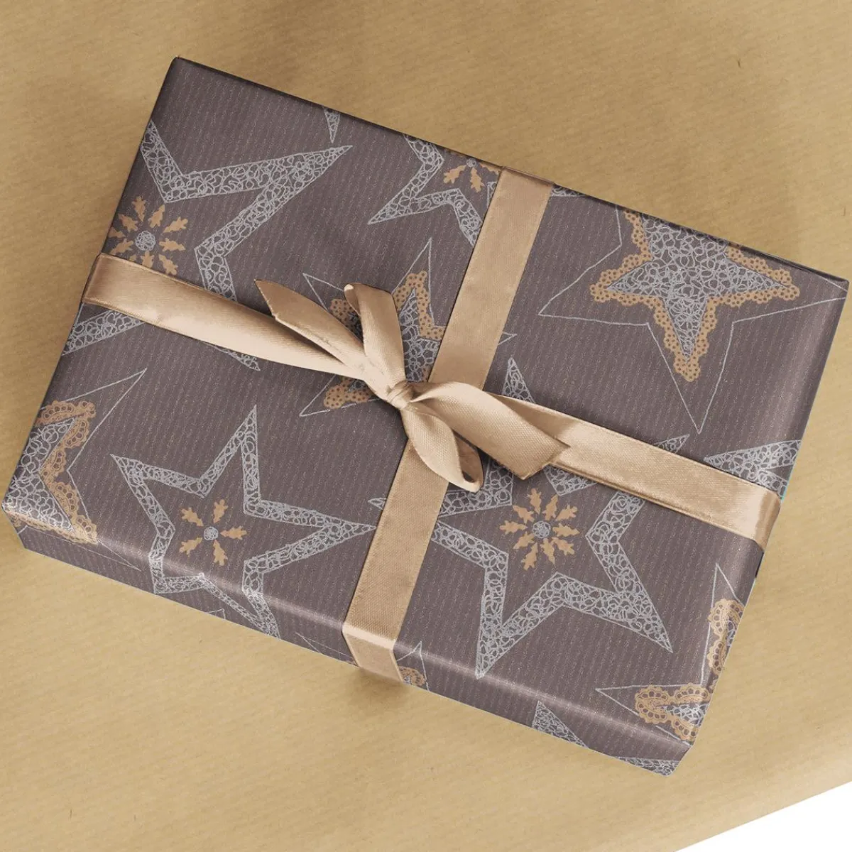 Best DecoWoerner Recyceltes, Dunkeles Kraftpapier Mit Silbernen Sternen – 50 M Geschenkpapier-Rolle braun