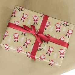 DecoWoerner Recyceltes Kraftpapier Mit Weihnachtsmännern & Weißen Tannen – 50 M Geschenkpapier-Rolle braun