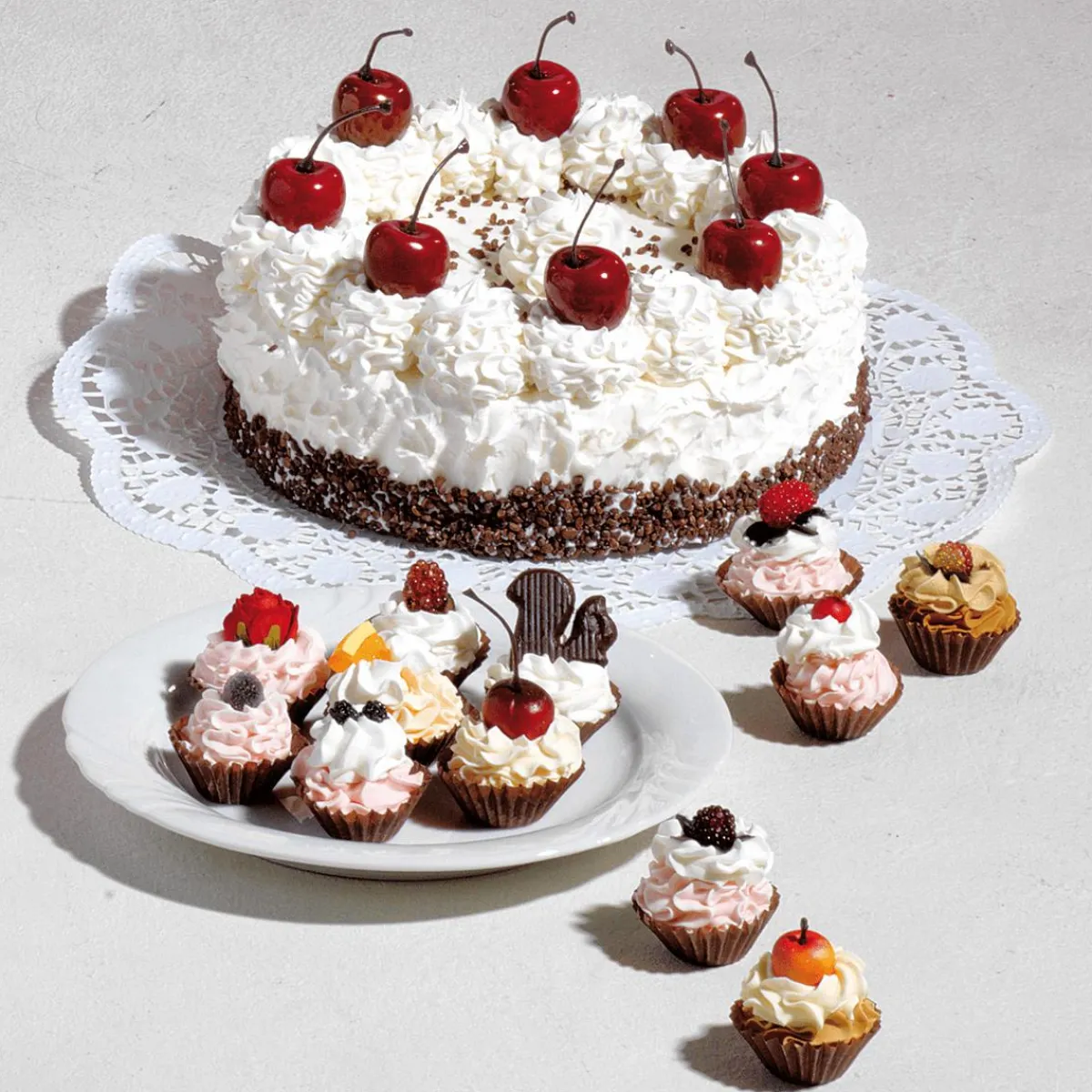 Clearance DecoWoerner Schwarzwälder Kirschtorte Attrappe weiß