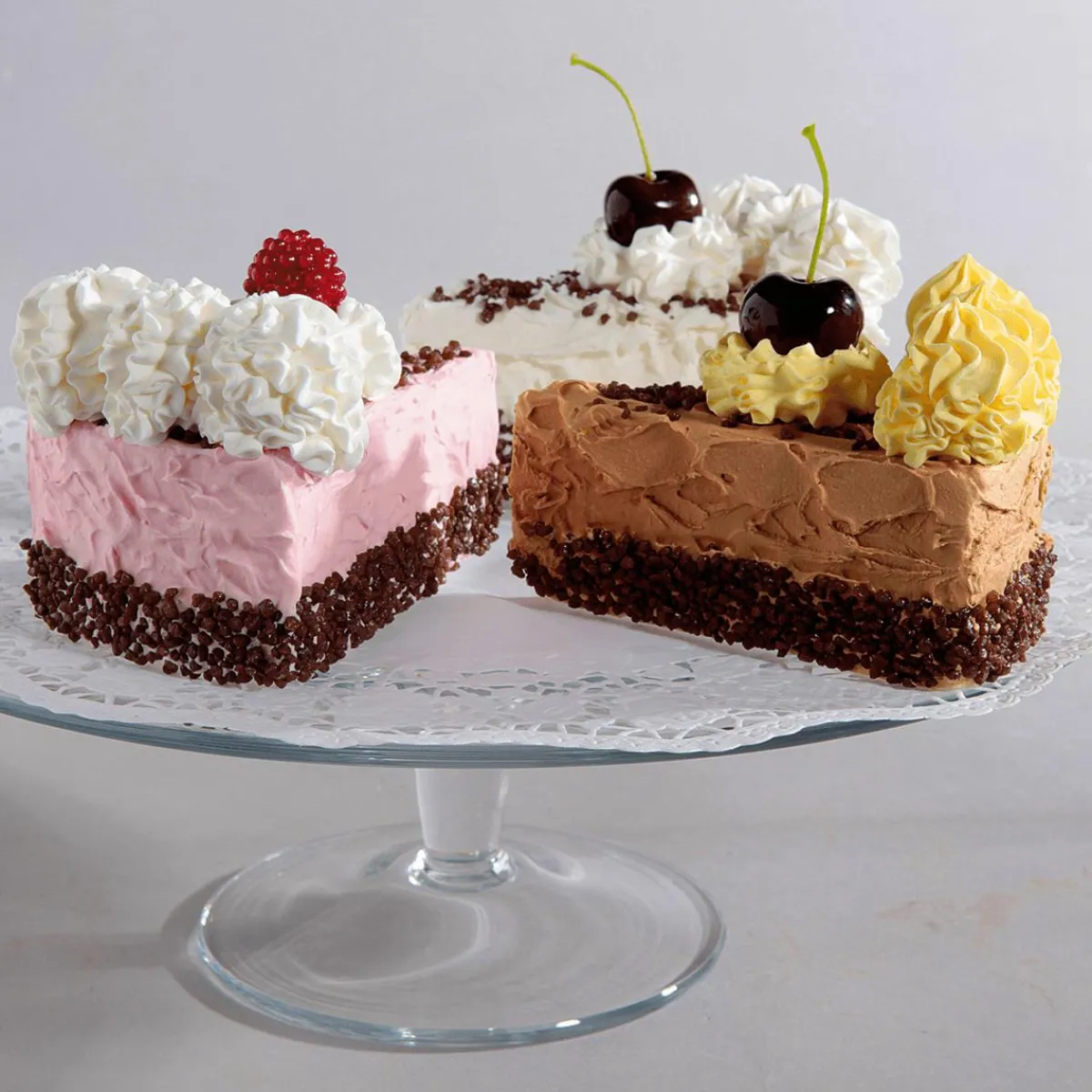 Sale DecoWoerner Schwarzwälderkirschtorte Lebensmittel-Attrappe, Pack à 2 Stück weiß