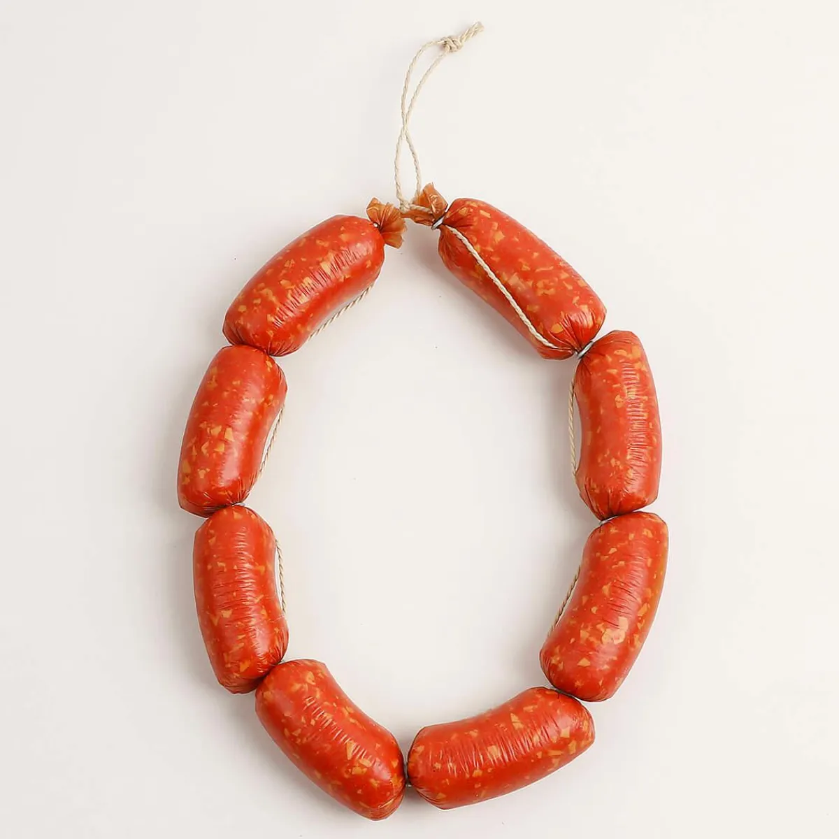 Sale DecoWoerner Zwiebelmettwurst-Kette Lebensmittel-Attrappe 30 Cm rot